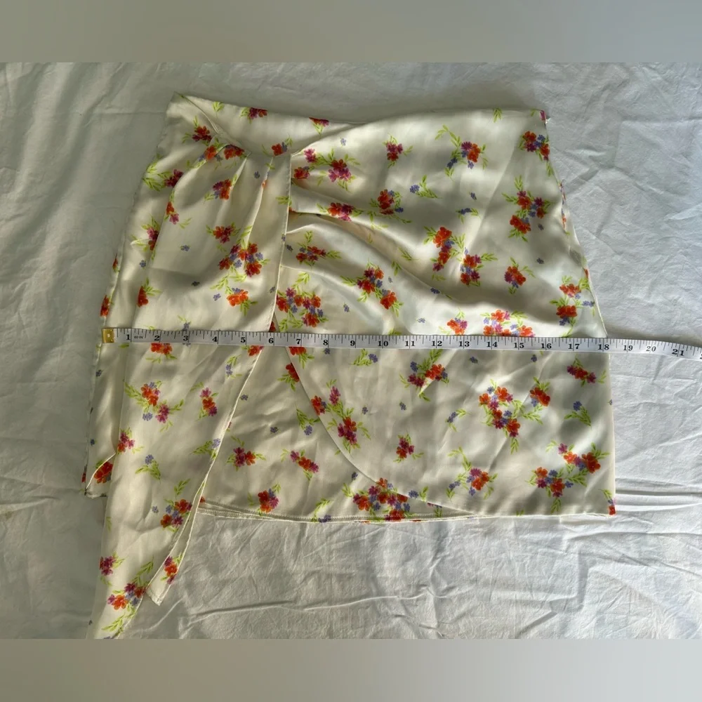 Zara Satin Ivory White Floral Wrap Mini Skirt Size Small